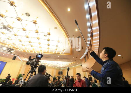(150307)--Peking, 7. März 2015 (Xinhua)--A Journalist Reittiere GoPro auf seine Einbeinstativ fotografieren während einer Pressekonferenz von chinesischen Minister für Handel Gao Hucheng für die dritte Sitzung des Chinas 12. nationalen Volksarmee Kongress (NPC) kommerzielle Entwicklung und Öffnung in Peking, Hauptstadt von China, 7. März 2015 gegeben. (Xinhua/Xing Guangli) (Yxb) Stockfoto
