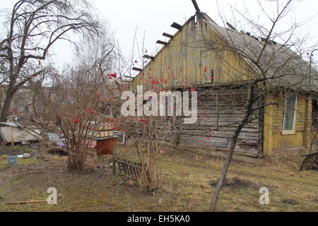 alte shabby Landhaus ohne Dach und Türen verloren und leer Stockfoto