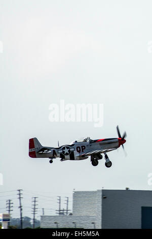 Eine North American p-51 Mustang auf der 2011 startenden Wings Over Camarillo Air show Stockfoto