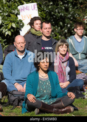 London, UK. 7. März 2015. Ein Meditation Flashmob fand vor dem Marsch in Lincoln es Inn Fields.  Die Menschen Klima März veranstaltet die Kampagne gegen den Klimawandel begibt sich von Gasthaus Lincolns in Richtung Bundesplatz. Der März stand unter dem Motto: Klimawandel - Zeit, jetzt handeln. Zehntausende von Demonstranten teilgenommen und demonstrierten gegen Fracking, Verkehrsmanagement, Kernenergie und andere Politiken, die Umwelt zu zerstören. Nick Savage/Alamy Live-Nachrichten Stockfoto