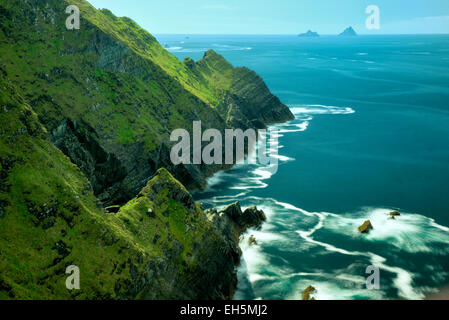Kerry Klippen mit Welle Schaum auf dem Wasser. Portmagee, Ring of Kerry, Irland. Skellig Felsen in Ferne Stockfoto