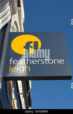 hängende Zeichen bei einer Filiale der Immobilienmakler Featherstone Leigh, Twickenham, Middlesex, England Stockfoto