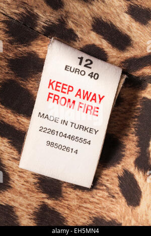 In der Nähe von Feuer in der Türkei label in Mantel Bekleidung - verkauft in der UK Vereinigtes Königreich, Großbritannien Stockfoto