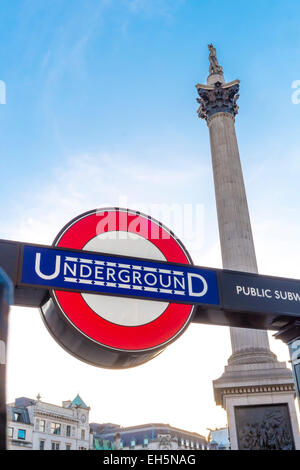 LONDON, UK - März 06: London Underground Schild mit Nelson Säule in den Hintergrund, auf dem Trafalgar Square. 6. März 2015 in Lo Stockfoto