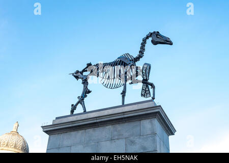 LONDON, UK - März 06: Geschenkter Gaul Skulptur Handarbeit Hacke mit National Gallery im Hintergrund, auf dem Trafalgar Square. März 0 Stockfoto