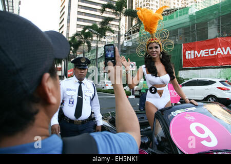 Quezon City, Philippinen. 7. März 2015. Ein Mann nimmt ein Foto der Kandidatennummer 9, Maolin Yalung von Pampanga, im Araneta Center in Cubao, Quezon City. 34 34 Binibining Pilipinas Kandidaten vorgeführt um Araneta Center in Cubao, Samstag Nachmittag, eine Woche vor der Krönung Nacht am 15. März. Bildnachweis: J Gerard Seguia/Pacific Press/Alamy Live-Nachrichten Stockfoto