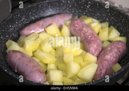 Würstchen und Kartoffeln in der Pfanne Stockfoto