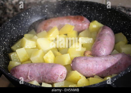 Würstchen und Kartoffeln in der Pfanne Stockfoto