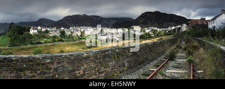 Dunklen Hügeln und sonnigen Häuser am Blaenau Ffestiniog in Nord-Wales. Stockfoto