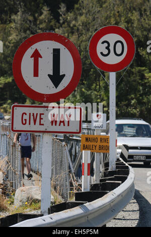 Geben Weg Ausbeute Straßenschild Neuseeland Runde-a-Bout Tempolimit Schild Stockfoto