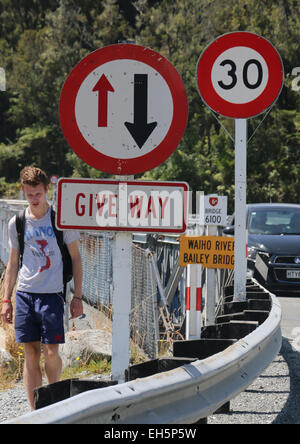 Geben Sie Weg Ausbeute und Tempolimit Schild Neuseeland Runde-a-bout Stockfoto