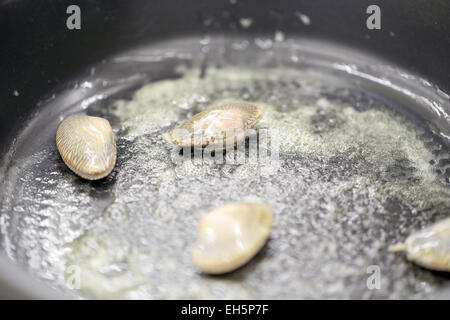 Gebratene Baby-Venusmuscheln mit Butter für Lebensmittel Hintergrund. Stockfoto