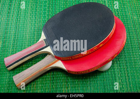 Zwei Vintage Tischtennisschläger auf grünem Hintergrund Stockfoto