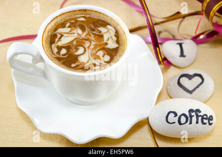 Weiße Tasse Kaffee mit dekorierten Schaum und Felsen sagen: "Ich liebe Kaffee" Stockfoto