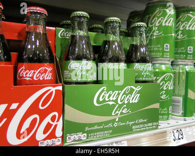 Sixpacks von Coca-Cola-Dosen in einem Supermarkt am Donnerstag, 7. Juli  2011 in New York. (© Richard B. Levine Stockfotografie - Alamy