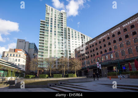 Great Northern Tower befindet sich neben der Eisenbahngesellschaft waren Lager Stockfoto