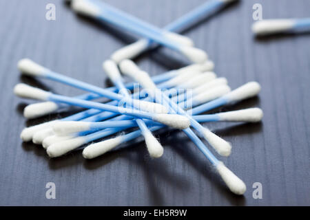 Zufällige Haufen von blauen Kunststoff Ohr Wattestäbchen zur Reinigung von Wachs aus dem Ohr in einem Gesundheits- und Hygiene-Konzept Stockfoto