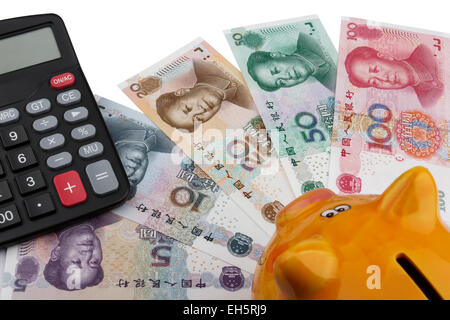 Sparschwein und chinesische Geld (RMB). 100, 50, 20, 10 und 5 RMB Hinweis mit einem Rechner, auf einem weißen Hintergrund. Stockfoto
