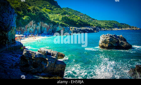 Mylopotamos Strand, Pelion, Griechenland. Es ist in der Nähe von Ort Tsagarada Pilio Halbinsel. Es ist eines der schönsten Strände. Stockfoto