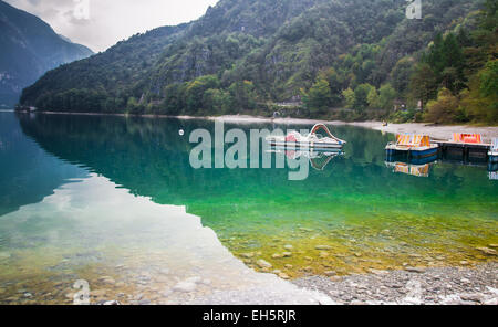 Ledro-See in Italien ist den blauen See genannt. Stockfoto