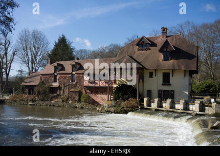 Moulin de Fourges, ein 18. Jahrhundert Mühle am Fluss Epte (erbaut 1790); jetzt ein Restaurant am Fourges, Haute-Normandie, Frankreich Stockfoto