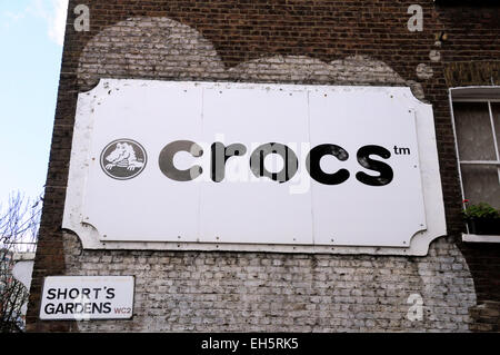 Crocs loggen Sie sich Wand mit Shorts Garden WC2 Straßenschild unten, Covent Garden, London England Großbritannien UK Stockfoto