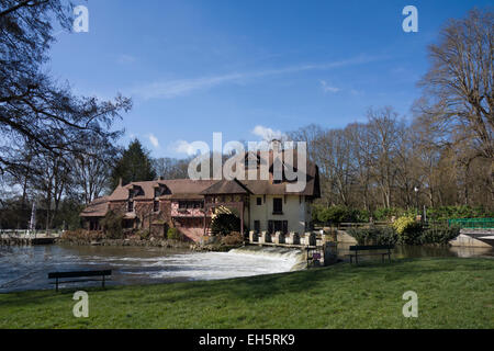 Moulin de Fourges, ein 18. Jahrhundert Mühle am Fluss Epte; derzeit ein Restaurant am Fourges, Haute-Normandie, Frankreich Stockfoto