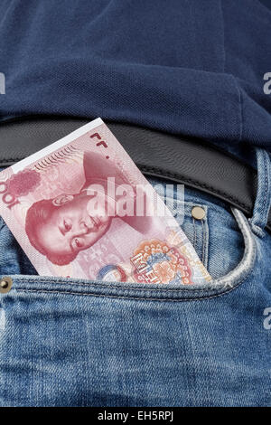 Chinesisches Geld (RMB) in der Brusttasche ein paar Bluejeans. Stockfoto