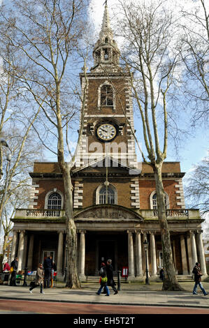 St. Marien Kirche obere Straße mit Passanten, London Borough of Islington England Großbritannien UK Stockfoto