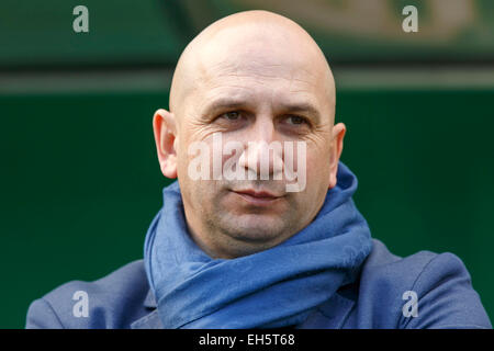 Budapest, Ungarn. 7. März 2015. Headcoach von Gyor, Vasile Miriuta während Ferencvaros vs. Gyori ETO OTP Bank Liga Fußball Spiel in Groupama Arena. Bildnachweis: Laszlo Szirtesi/Alamy Live-Nachrichten Stockfoto