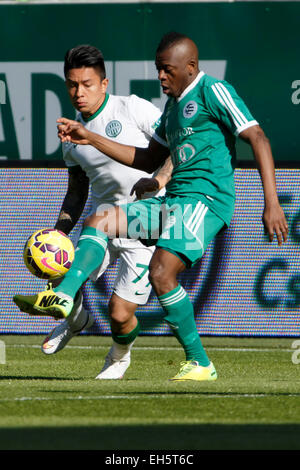 Budapest, Ungarn. 7. März 2015. Duell zwischen Cristian Ramirez von Ferencvaros (l) und Njongo Priso von Györ bei Ferencvaros vs. Gyori ETO OTP Bank Liga Fußballspiel in Groupama Arena. Bildnachweis: Laszlo Szirtesi/Alamy Live-Nachrichten Stockfoto