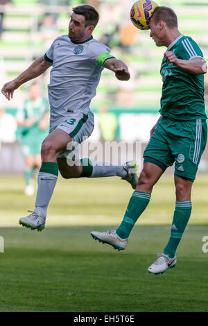 Budapest, Ungarn. 7. März 2015. Neben Daniel Bode Ferencvaros (l) Köpfe den Ball Adam Lang von Györ bei Ferencvaros vs. Gyori ETO OTP Bank Liga Fußball Spiel in Groupama Arena. Bildnachweis: Laszlo Szirtesi/Alamy Live-Nachrichten Stockfoto