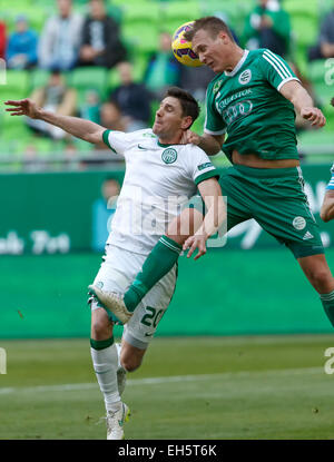 Budapest, Ungarn. 7. März 2015. Neben Zoltan Gera Ferencvaros (l) Köpfe den Ball Adam Lang von Györ bei Ferencvaros vs. Gyori ETO OTP Bank Liga Fußball Spiel in Groupama Arena. Bildnachweis: Laszlo Szirtesi/Alamy Live-Nachrichten Stockfoto