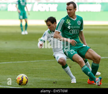 Budapest, Ungarn. 7. März 2015. Tamas Hajnal von Ferencvaros (l) und Tamas Koltai von Gyor sehen den Ball während Ferencvaros vs. Gyori ETO OTP Bank Liga Fußball in Groupama Arena übereinstimmen. Bildnachweis: Laszlo Szirtesi/Alamy Live-Nachrichten Stockfoto