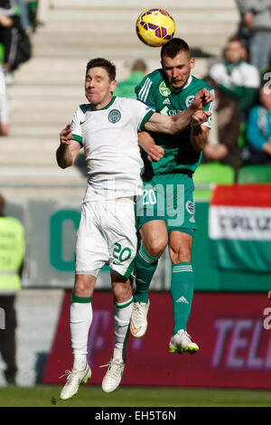 Budapest, Ungarn. 7. März 2015. Luft-Schlacht zwischen Zoltan Gera von Ferencvaros (l) und Tamas Priskin von Györ bei Ferencvaros vs. Gyori ETO OTP Bank Liga Fußballspiel in Groupama Arena. Bildnachweis: Laszlo Szirtesi/Alamy Live-Nachrichten Stockfoto