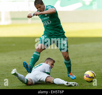 Budapest, Ungarn. 7. März 2015. Roland Varga von Ferencvaros (l) verliert gegen Luis Ibanez von Györ bei Ferencvaros vs. Gyori ETO OTP Bank Liga Fußballspiel in Groupama Arena. Bildnachweis: Laszlo Szirtesi/Alamy Live-Nachrichten Stockfoto