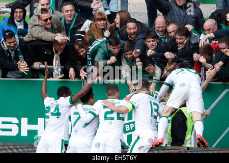 Budapest, Ungarn. 7. März 2015. Spieler von Ferencvaros feiern mit ihren Fans bei Ferencvaros vs. Gyori ETO OTP Bank Liga Fußballspiel in Groupama Arena. Bildnachweis: Laszlo Szirtesi/Alamy Live-Nachrichten Stockfoto