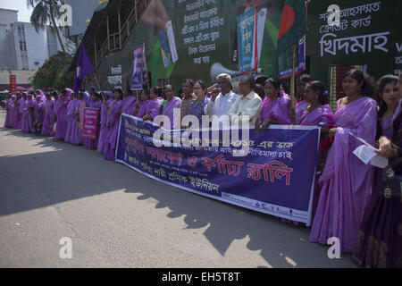 Dhaka, Bangladesch. 7. März 2015. Hausmädchen in Dhaka versammelten sich zur Teilnahme an eine weibliche Ermächtigung Kampagne vor der Dhaka Presseclub vor internationalen Frauentag in Bangladesh.This diesjährige Motto '' machen es möglich "© Zakir Hossain Chowdhury/ZUMA Draht/Alamy Live News Stockfoto