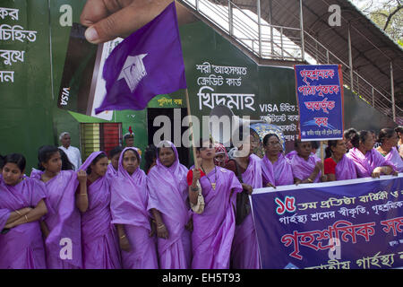 Dhaka, Bangladesch. 7. März 2015. Hausmädchen in Dhaka versammelten sich zur Teilnahme an eine weibliche Ermächtigung Kampagne vor der Dhaka Presseclub vor internationalen Frauentag in Bangladesh.This diesjährige Motto '' machen es möglich "© Zakir Hossain Chowdhury/ZUMA Draht/Alamy Live News Stockfoto