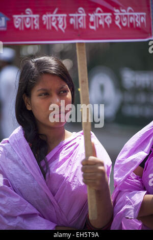 Dhaka, Bangladesch. 7. März 2015. Hausmädchen in Dhaka versammelten sich zur Teilnahme an eine weibliche Ermächtigung Kampagne vor der Dhaka Presseclub vor internationalen Frauentag in Bangladesh.This diesjährige Motto '' machen es möglich "© Zakir Hossain Chowdhury/ZUMA Draht/Alamy Live News Stockfoto