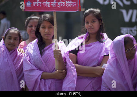 Dhaka, Bangladesch. 7. März 2015. Hausmädchen in Dhaka versammelten sich zur Teilnahme an eine weibliche Ermächtigung Kampagne vor der Dhaka Presseclub vor internationalen Frauentag in Bangladesh.This diesjährige Motto '' machen es möglich "© Zakir Hossain Chowdhury/ZUMA Draht/Alamy Live News Stockfoto