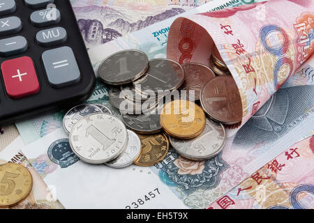 Chinesisches Geld (RMB) Banknoten, Münzen und einen Taschenrechner. Stockfoto