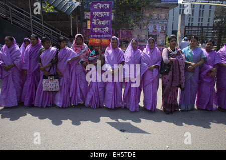 Dhaka, Bangladesch. 7. März 2015. Hausmädchen in Dhaka versammelten sich zur Teilnahme an eine weibliche Ermächtigung Kampagne vor der Dhaka Presseclub vor internationalen Frauentag in Bangladesh.This diesjährige Motto '' machen es möglich "© Zakir Hossain Chowdhury/ZUMA Draht/Alamy Live News Stockfoto