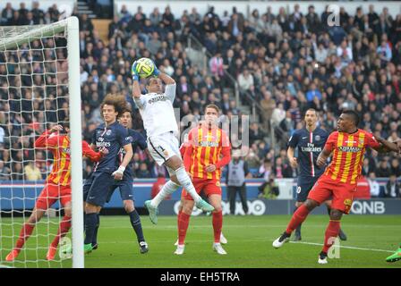 Paris, Frankreich. 7. März 2015. Französischen Liga 1 Fußball. Paris Saint-Germain im Vergleich zu FC Objektiv. Rudy Riou (Len) spart das hohe Kreuz Credit: Action Plus Sport/Alamy Live News Stockfoto