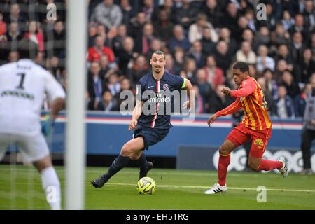 Paris, Frankreich. 7. März 2015. Französischen Liga 1 Fußball. Paris Saint-Germain im Vergleich zu FC Objektiv. Zlatan Ibrahimovic (Psg) bekommt Vergangenheit seiner Markierung um den Flügel Credit: Action Plus Sport/Alamy Live News Stockfoto