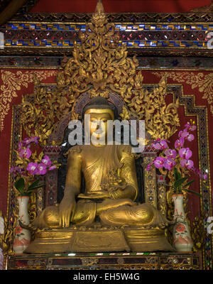 Buddhastatuen im Wat Si Rong Mueang, Lampang, Thailand Stockfoto