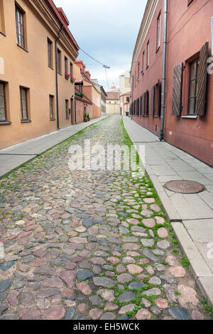 Seitenstraße gepflastert mit Steinen in Vilnius, Litauen Stockfoto