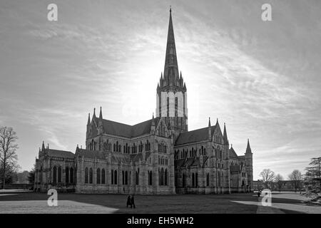 Kathedrale von Salisbury Diözese in Monochrom. Zwei Figuren überqueren vor Trinity Chapel & Norden Querschiff in Richtung der Nordtür Stockfoto