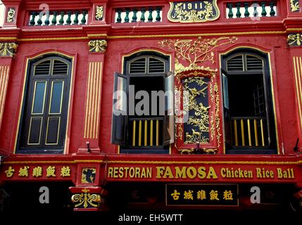 Melaka, Malaysia: Vergoldete Fassade des 1911 chinesische Gebäude wohnen berühmte Famosa Chicken Rice Ball Restaurant auf Jonker Walk Stockfoto