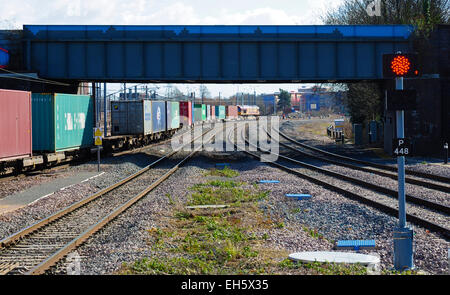 EWS Diesel Lokomotive Class 66 führt einen langen Güterzug Süden aus Peterborough, Cambridgeshire, England, UK Stockfoto